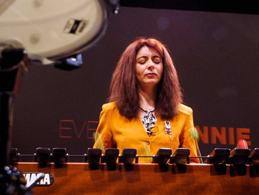Click to play Evelyn Glennie  montre comment écouter