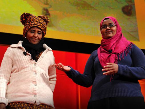 Click to play Anya és lánya orvos-hősök: Hawa Abdi + Deqo Mohamed