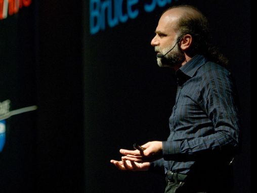 Click to play Bruce Schneier: A segurança como miragem