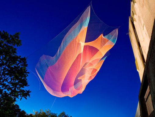Click to play Janet Echelman: la imaginación entendida seriamente