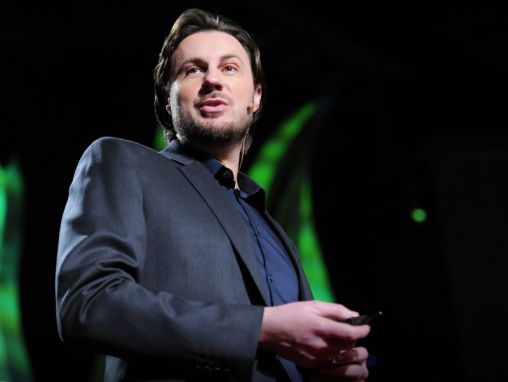 Click to play Shea Hembrey: cómo me convertí en 100 artistas