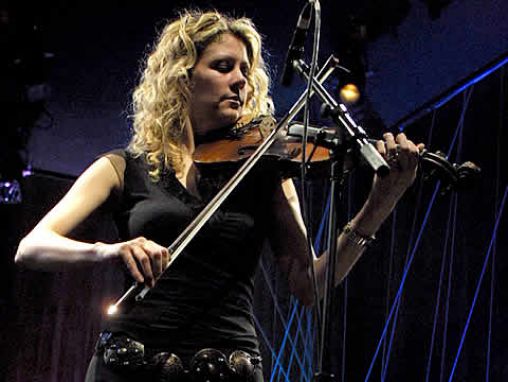 Click to play Natalie MacMaster joue du violon en temps "reel"