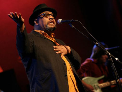 Click to play Stew chante "Black Men Ski" ("Les noirs skient")