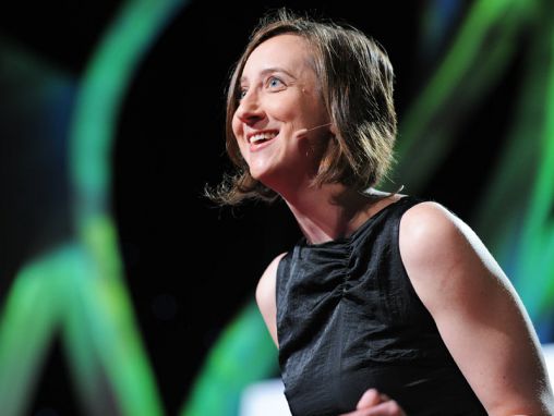 Click to play Kate Hartman: el arte de la indumentaria de comunicación