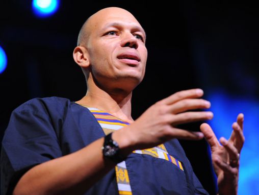 Click to play Jarreth Merz: Filmando la democracia en Ghana