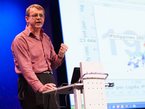 Click to play Hans Rosling partage ses idées nouvelles sur la pauvreté.