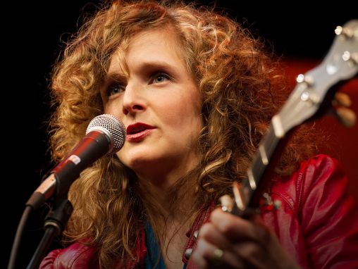 Click to play Abigail Washburn: Amerika - Çin ilişkileri kurmak .. bancoyla