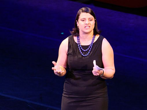 Click to play Rebecca Onie: ¿Y si nuestro sistema de salud nos mantuviera sanos?