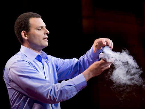Click to play Boaz Almog hace “levitar" un superconductor