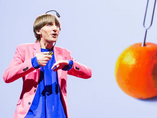 Click to play Nil Harbison (Neil Harbisson): Ja slušam boju