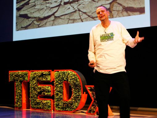 Click to play Stiven Ric (Stephen Ritz): Učitelj koji uzgaja voće i povrće u južnom Bronksu