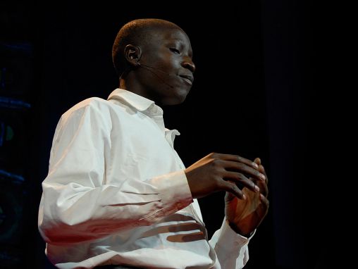 Click to play William Kamkwamba explique comment construire une éolienne.