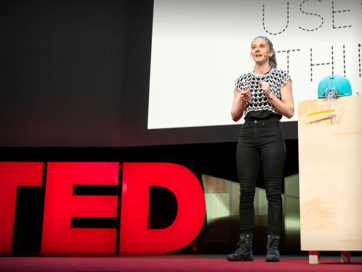 Click to play Simone Giertz: Dlaczego powinniśmy tworzyć bezużyteczne rzeczy