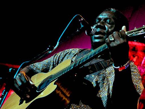 Click to play Vusi Mahlasela chante "Thula Mama"