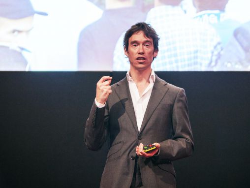 Click to play Rori Stjuart (Rory Stewart): Zašto je demokratija značajna