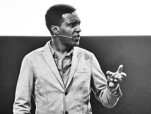 Click to play Lem Sisej (Lemn Sissay): Državno dete