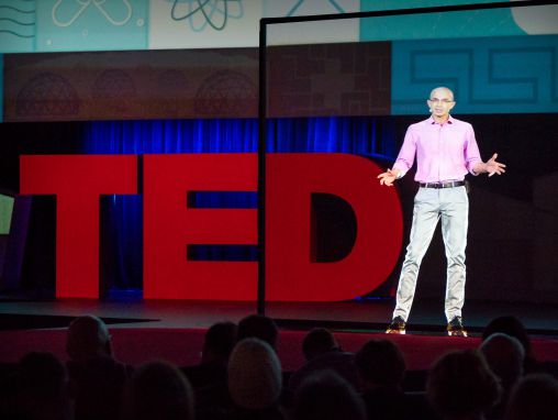 Click to play Yuval Noah Harari: Dlaczego faszyzm jest tak kuszący – i jak mogą go wzmacniać twoje dane