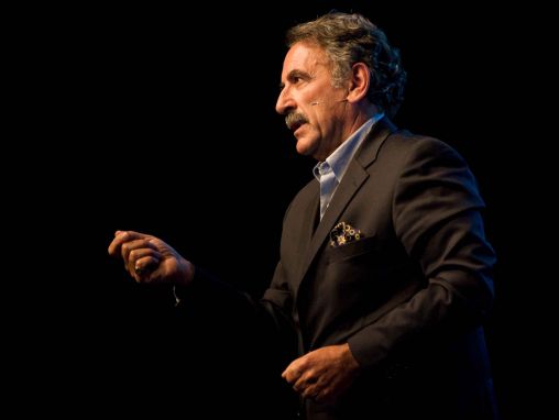 Click to play Ernesto Sirolli: Vil man hjælpe nogen? Ti stille og lyt!