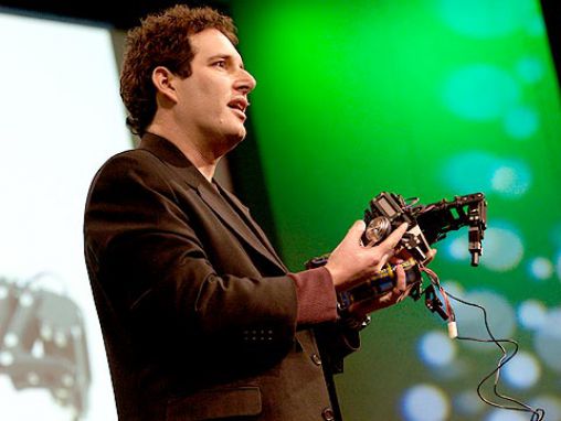 Click to play Hod Lipson construit des robots "conscients"