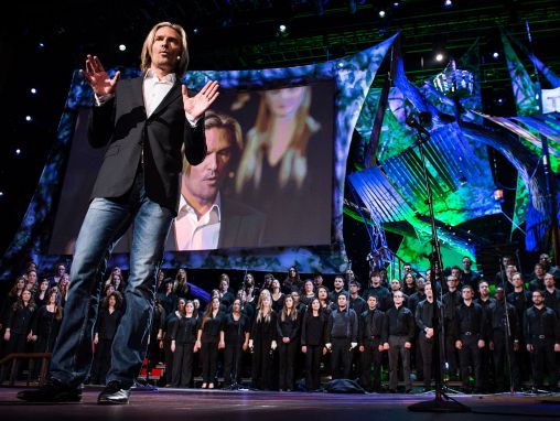 Click to play Eric Whitacre: Canlı Sanal Koro