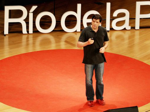 Click to play Dan Ariely: Dan Ariely: Yaptığımız işte bize kendimizi iyi hissettiren nedir?