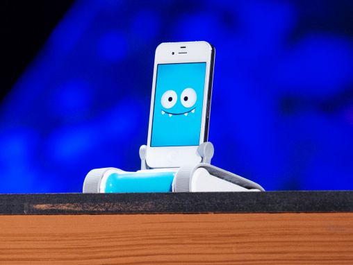 Click to play Keller Rinaudo: Telefonunuzla çalışan bir mini robot.