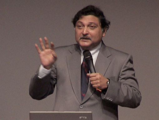 Click to play Sugata Mitra montre comment les enfants apprennent par eux-mêmes.
