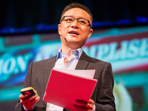 Click to play Eric X. Li: İki siyasi sistemin hikayesi