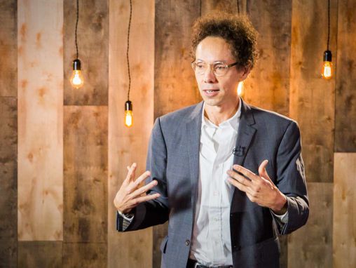 Click to play Malcolm Gladwell: David ve Goliath'ın duyulmamış hikayesi