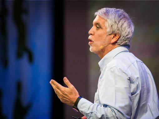 Click to play Enrique Peñalosa: Otobüsler neden eylem halinde demokrasiyi temsil eder
