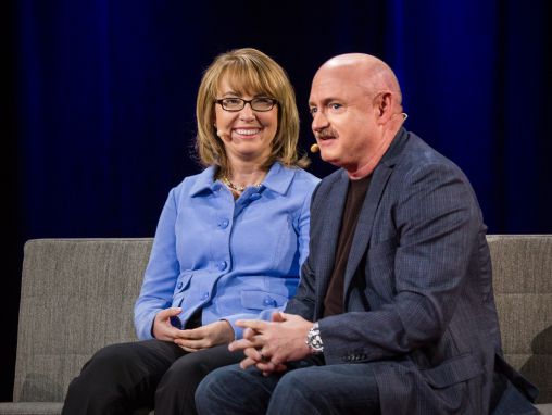 Click to play Gebi Gifords i Mark Keli (Gabby Giffords and Mark Kelly): Budite strastveni. Budite hrabri. Budite najbolji što možete biti.