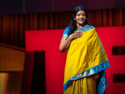Click to play Chetna Gala Sinha: Jak kobiety z indyjskich wsi zamieniły odwagę w kapitał