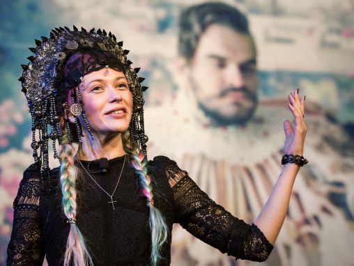 Click to play Uldus Baktjožina (Uldus Bakhtiozina): Uvrnute slike koje okreću stereotipe naglavačke