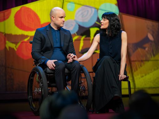 Click to play Mark Pollock, Simone George: Une lettre d'amour pour le réalisme dans l'obscurité de la vie