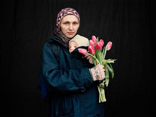 Click to play Anastasija Tejlor-Lind (Anastasia Taylor-Lind): Borci i ožalošćeni iz ukrajinske revolucije