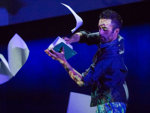 Click to play Akaš Odedra (Aakash Odedra): Ples u uraganu od papira, vetra i svetlosti