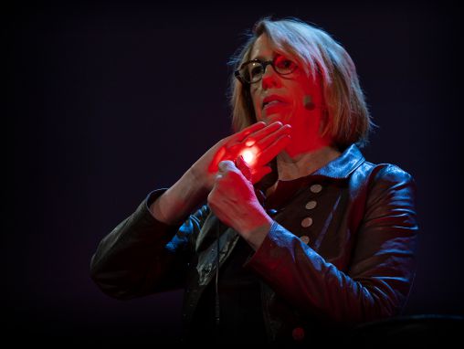 Click to play Mary Lou Jepsen: Utiliser la lumière pour observer les profondeurs du corps et du cerveau