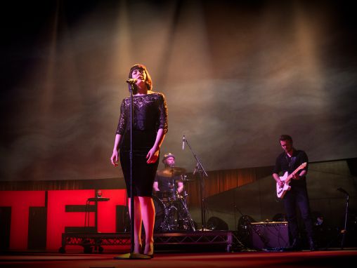 エリース・ルグロー: 「何があるかは分からない」「山を越え、海を渡り」