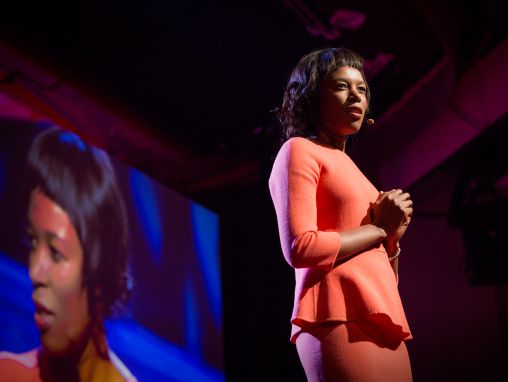 Click to play Elizabeth Nyamayaro: Invitación para los hombres que desean un mundo mejor para las mujeres