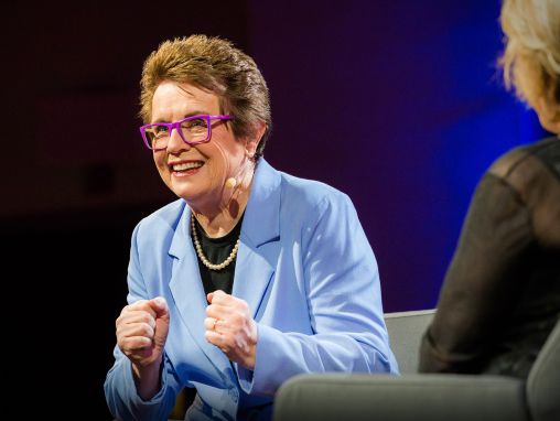 Click to play Billie Jean King: Este icono del tenis allanó el camino para las mujeres en el deporte