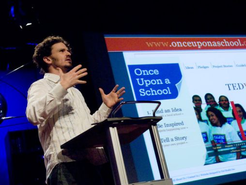 Click to play Dave Eggers fait son vœu pour le Prix TED : Il était une fois... une école.