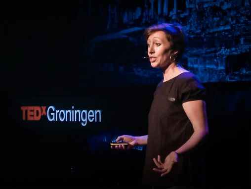 Click to play Cosa succede quando una metropoli esaurisce i posti per i suoi morti: What happens when a city runs out of room for its dead