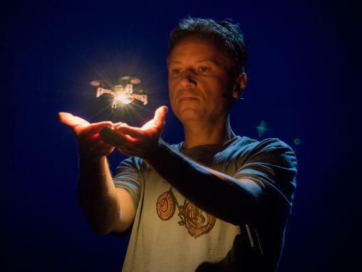 Raffaello D'Andrea: Les époustouflants engins volants du futur