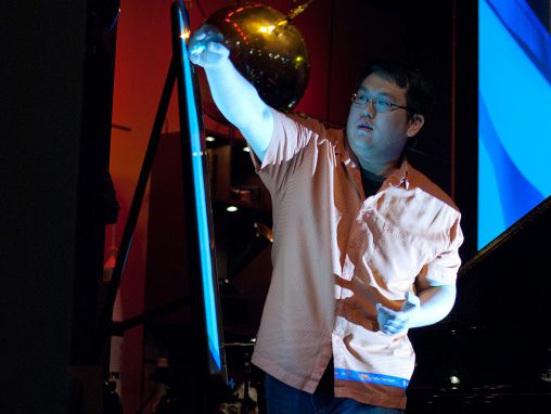 Джонни Ли Wii Remote менен ыкмаларды көрсөтүп жатат.