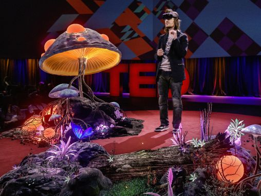 Click to play Alex Kipman: Futuristinen visio hologrammien aikakaudesta