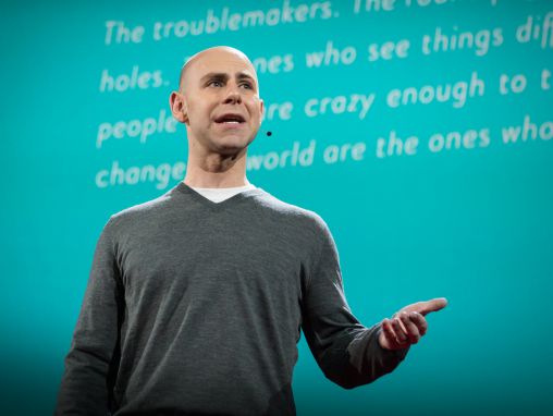 Click to play Adam Grant: Omaperäisten ajattelijoiden yllättävät tavat