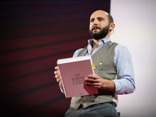 Click to play Riccardo Sabatini: Comment lire le génome et fabriquer un être humain