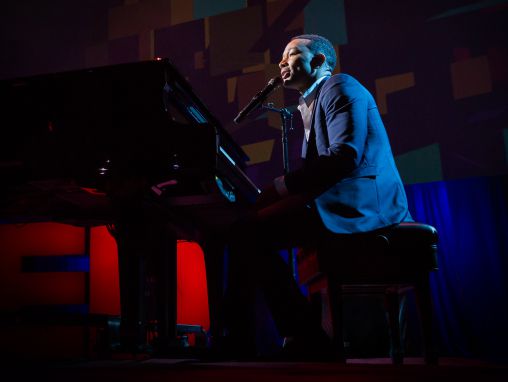 Click to play John Legend: Canción de redención