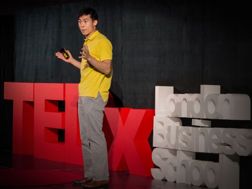 Click to play Alex Edmans: En qué confiar en un mundo “posverdad”