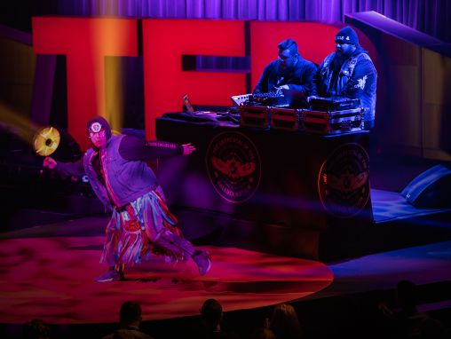 Click to play A Tribe Called Red: «Somos la nación alucinación»